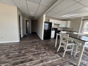 Building Photo - 2 bed house