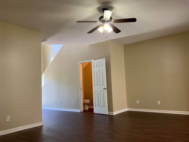 Building Photo - Brentwood Townhome For Lease