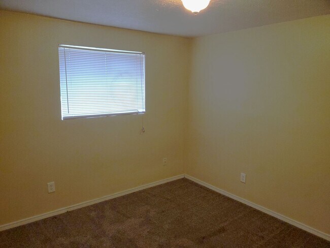 Building Photo - Spacious Centrally located 4 bed/2 bath ap...