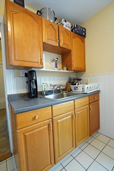 Building Photo - 76 Gordon St