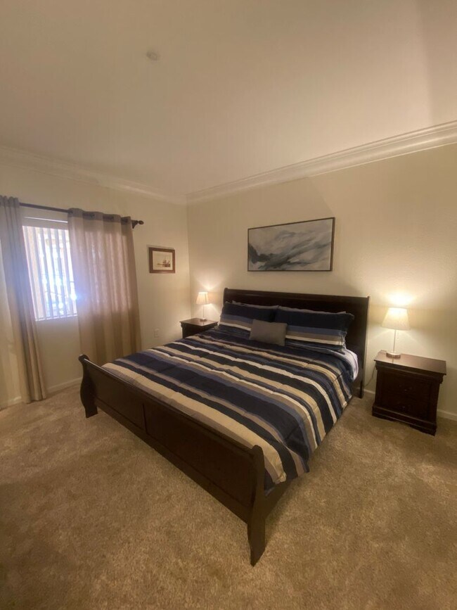 Building Photo - Bright & airy fully furnished condo at the...