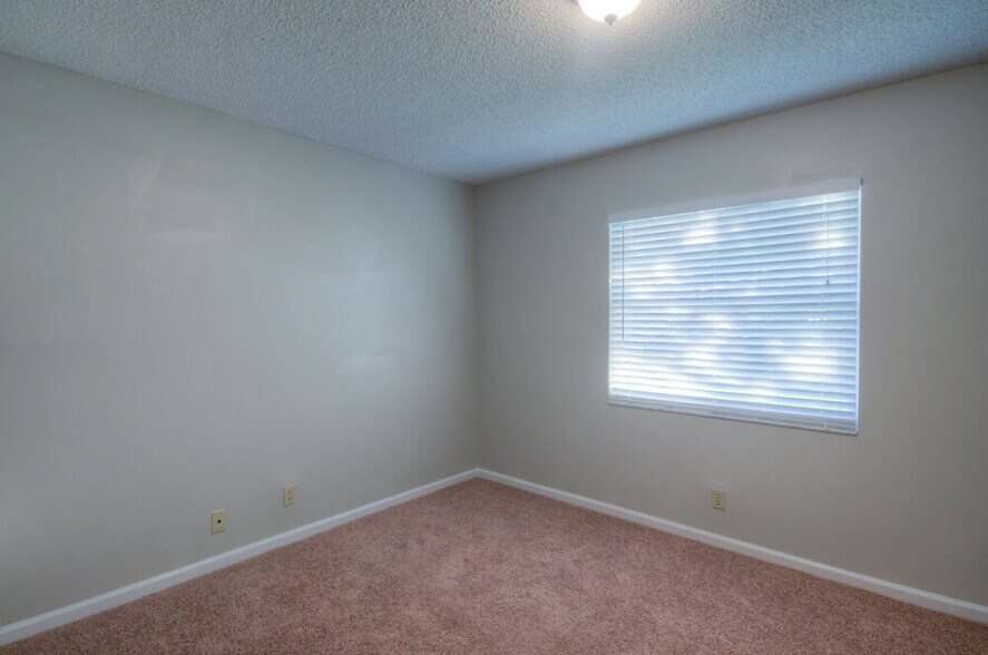 Building Photo - 138 Dove Cir