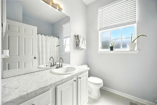 Building Photo - Bright Top-Floor Condo in Resort-Style Gat...