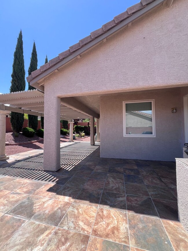 Building Photo - Stunning 4-Bed 3 Car Garage Gated Single S...
