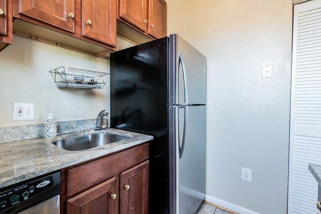 Building Photo - 807 G St NE