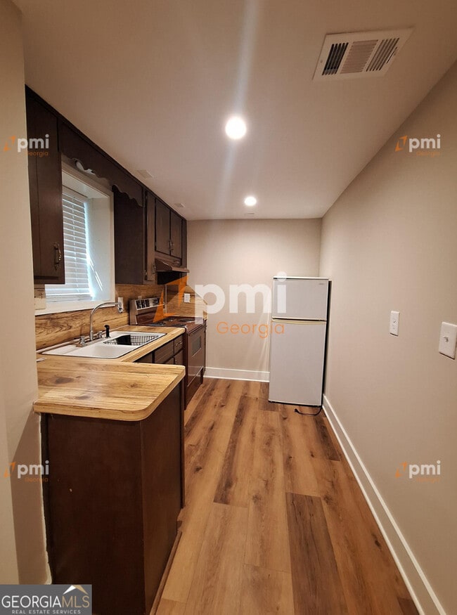 Building Photo - 9995 Rivertown Rd