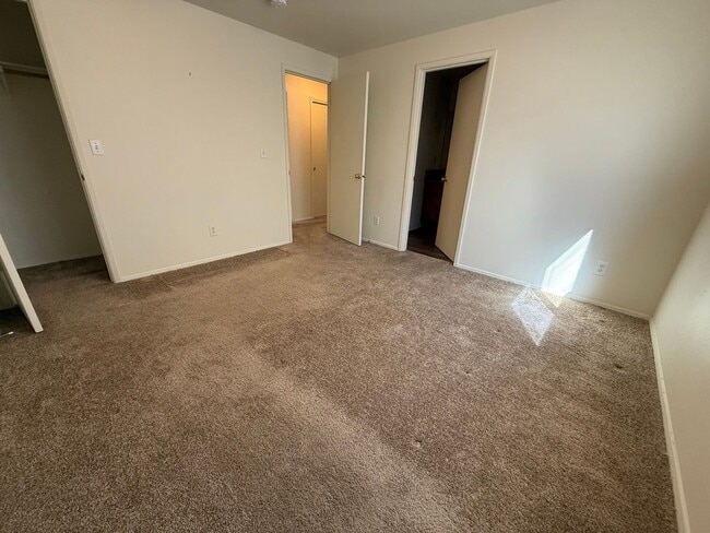 Building Photo - Single Level 2 Bed/2 Bath with Garage - NW Cedar Ave