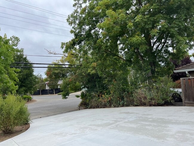 Building Photo - Epic REA - **4 Bedroom, 2.5 Bath - Ranch S...