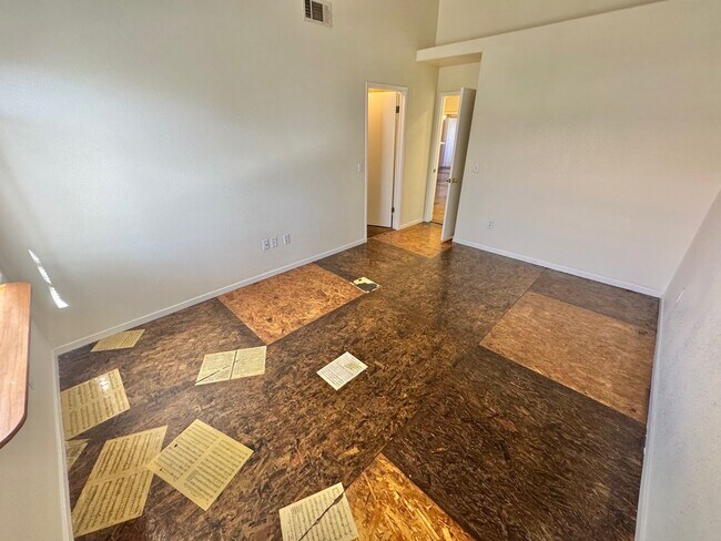 Building Photo - SPACIOUS 2 BEDROOM TOP FLOOR CONDO