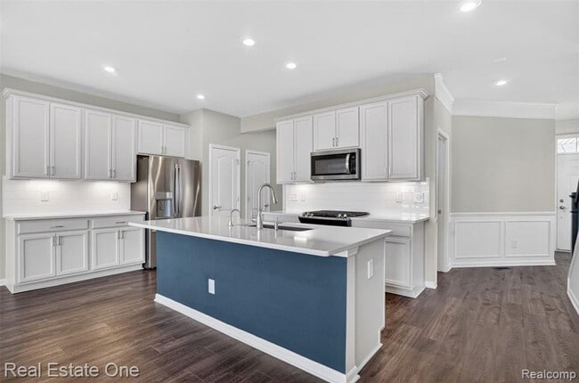 Building Photo - Modern 3-Bedroom Condo in Lake Orion Near I-75
