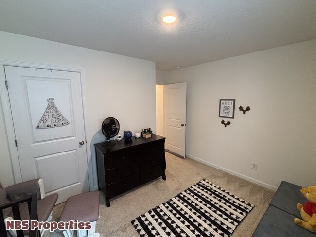 Building Photo - 7402 Cottontail St