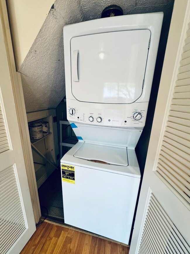 Building Photo - Comfort and Convenience