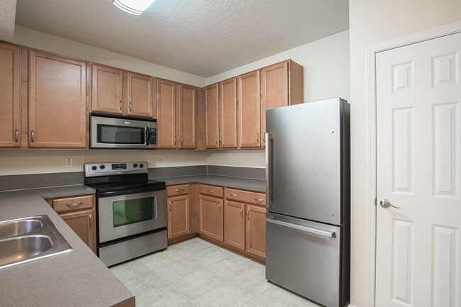 Building Photo - Adorable updated 1st floor condo