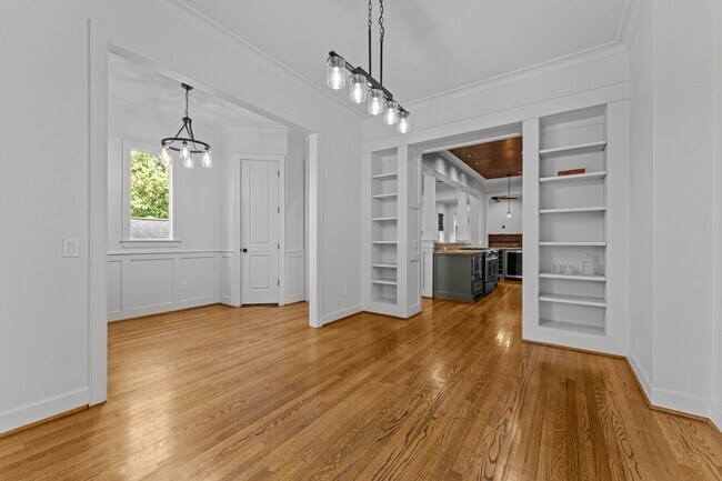 Building Photo - 836 E 24th St