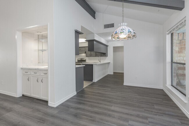 Building Photo - 4011 Flint Creek Dr