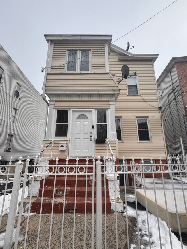 Building Photo - 318 Randolph Ave