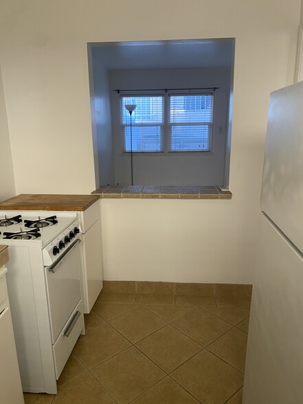 Range and Breakfast Bar - 150 Pomona Ave