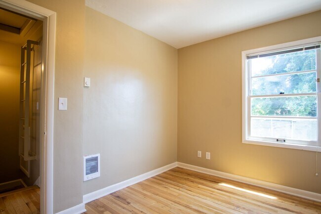 Building Photo - In the Heart of NW-Mid-Century 2Bdr Lives ...