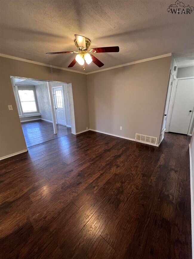 Building Photo - 5110 Jamaica Dr
