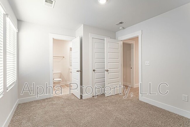 Building Photo - 212 Round Back Way