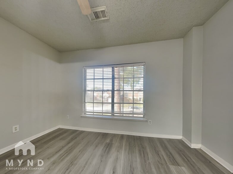 Building Photo - 18163 Holly Green Dr