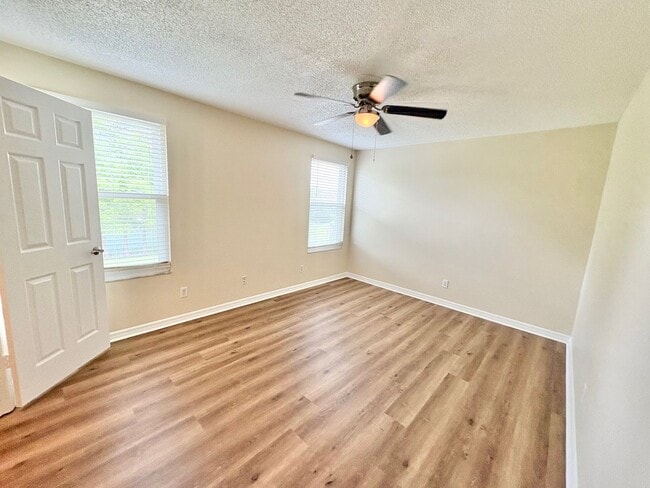 Building Photo - Beautiful 4BR/2.5BA Water View Home - Deer Hollow in the Deerfield Community!