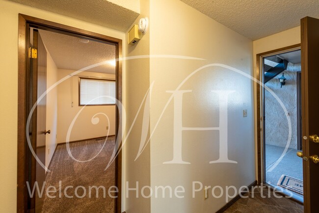 Building Photo - Great 2 Bedroom Condo with Storage and Out...