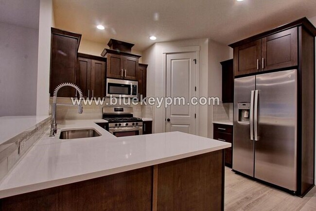 Building Photo - 3 Bed, 2.5 Bath Townhome in Near WSU and L...