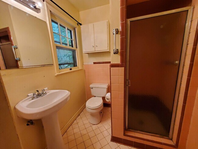 Building Photo - Pre-Leasing for Mid-June 2025! (2) Living ...