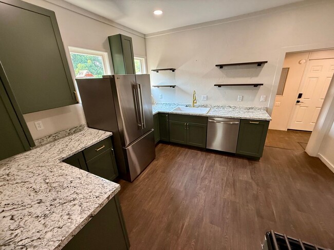 Building Photo - Charming 3-Bedroom Home with Spacious Yards & Modern Comforts in Lewiston