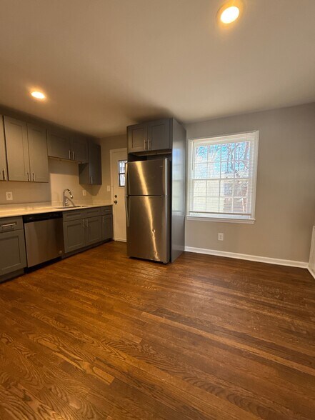 Building Photo - 135 E Hill St