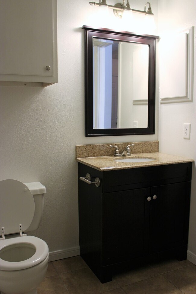 Building Photo - Updated 2/2 Duplex | Boonville Rd | Pets Welcome