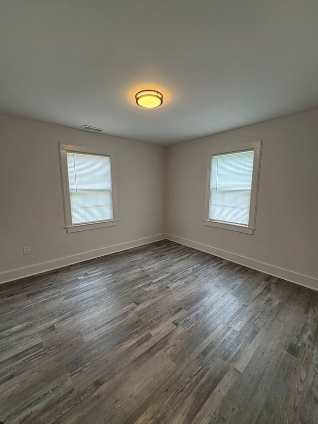 Building Photo - Charming 2BR/1BA Home