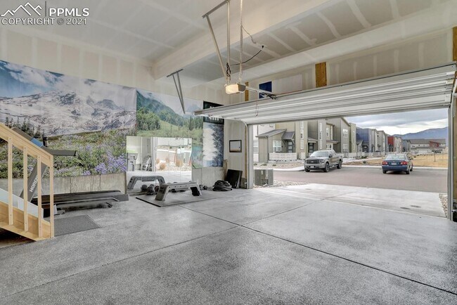 Building Photo - Beautiful and Newer 3 Bedroom Townhome in ...