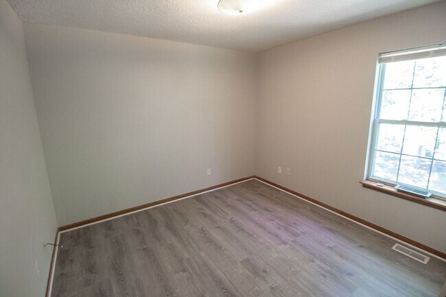 Building Photo - 1316 Valley Creek Ln