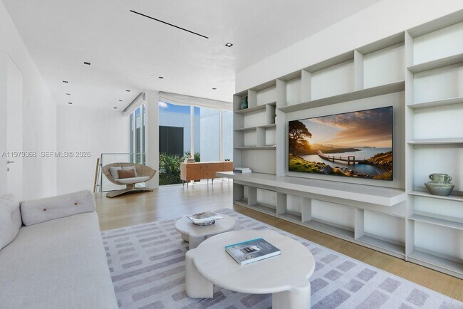 Building Photo - 1051 W 48th St