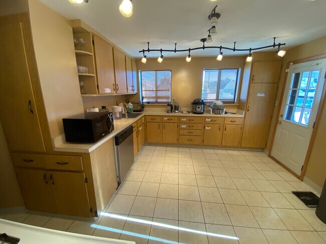 Building Photo - 417 Kismet St