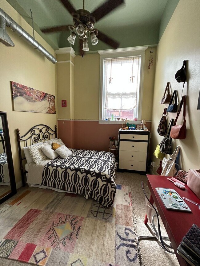 Building Photo - Redmen - Residential