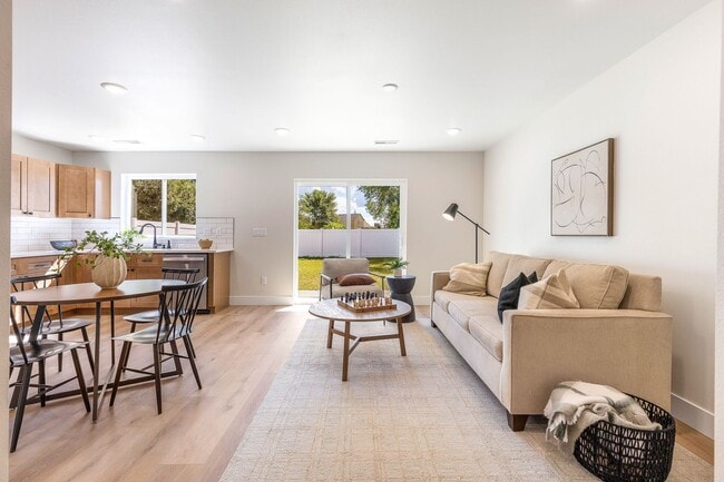 Building Photo - 605 N Rd 34