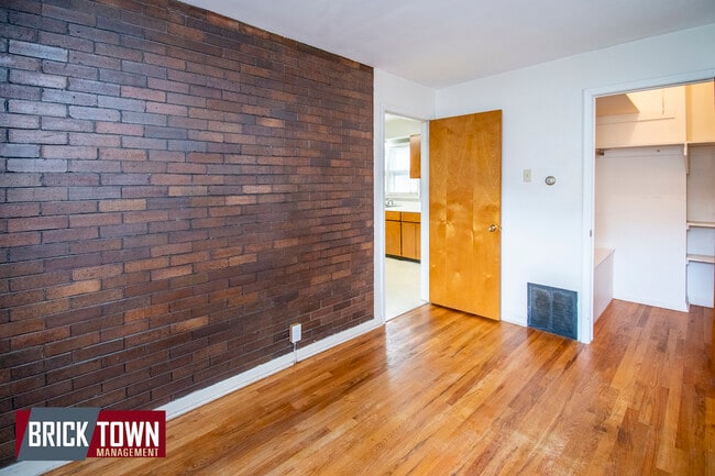 Building Photo - 115 S 38th Ave