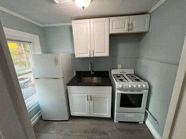 Building Photo - Gorgeous 1-bedroom, Second floor! Apartmen...