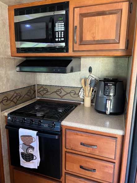 Building Photo - 7560 Chelsea Rd