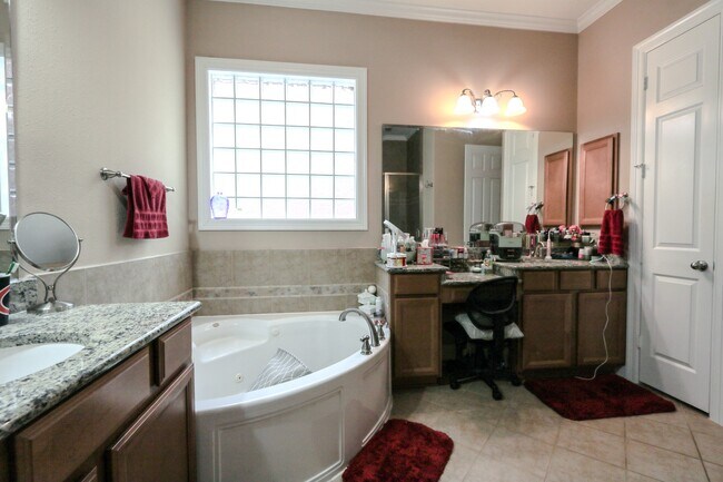 Building Photo - 6514 Monrovia Ln