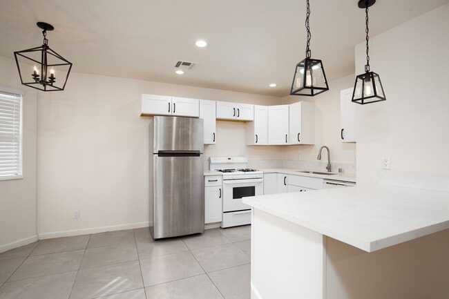 Building Photo - Completely remodeled 2nd floor unit near S...