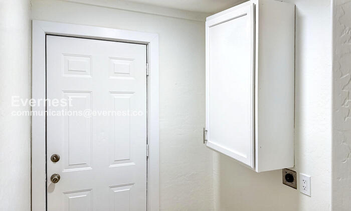 Primary Photo - 2317 W Adams St