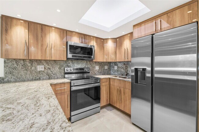 Building Photo - 2170 NE 51st Ct