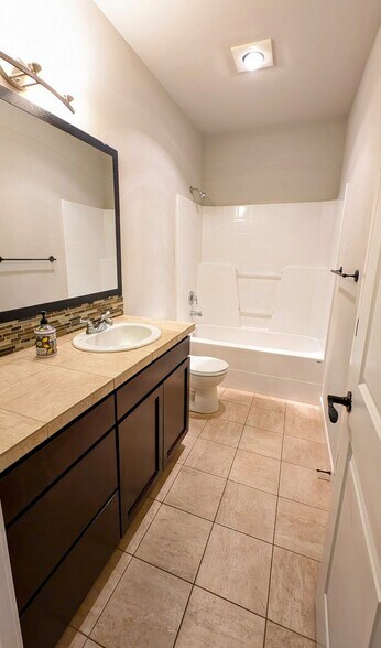 Building Photo - 625 Covington Ave