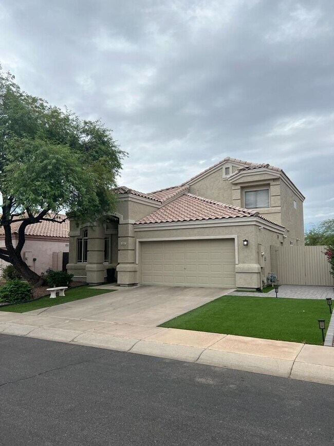 Building Photo - BEAUTIFUL EXECUTIVE STYLE home w/ entertai...