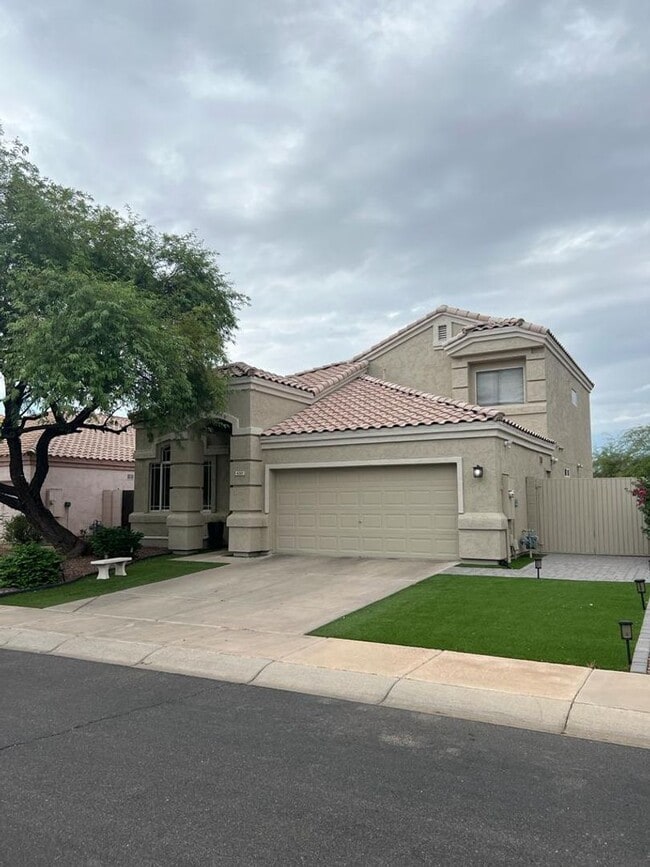 Building Photo - BEAUTIFUL executive style home w/ entertainer's dream backyard!