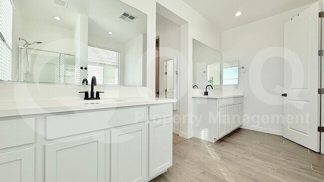 Building Photo - 145 E Mint Ln